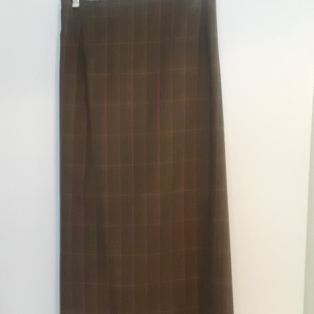 Attractive Tartan Plaid Skirt. Size 22.